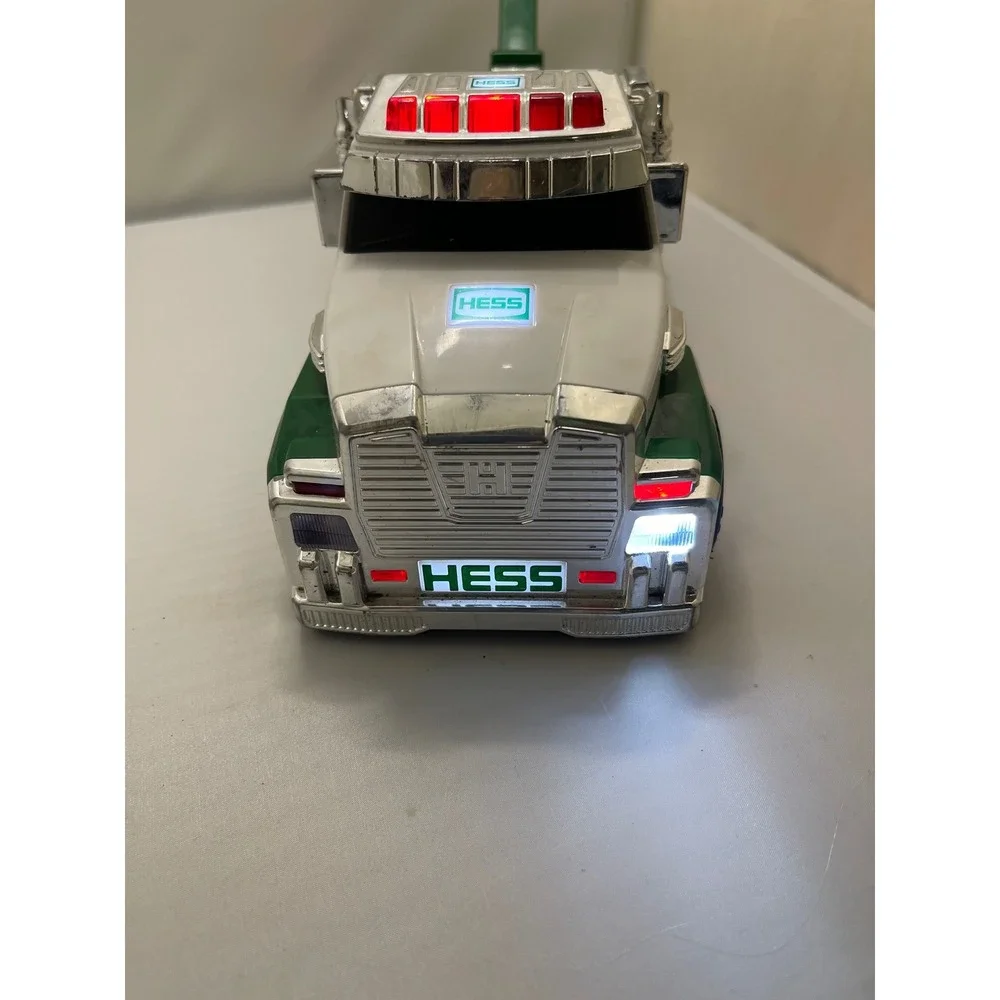 Hess Tow Truck Kids White‎ Green Plastic Classic 2019 Working Lights Collectible